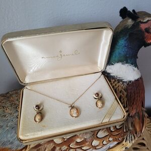 VINTAGE AMCO JEWELS 14K GOLD OVERLAY GEUINE CAMEO PENDANT SCREW BACK EARRING SET